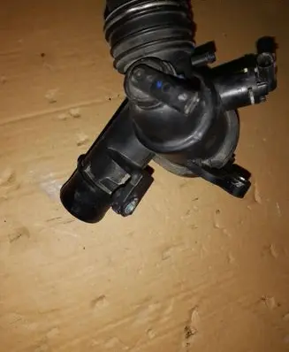 Mercedes-Benz E W212 Thermostat/thermostat housing A6512001715 A6512000615