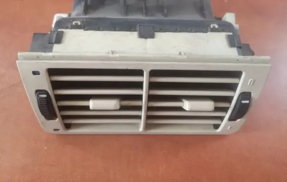 BMW 7 E38 Dash center air vent grill 8390117