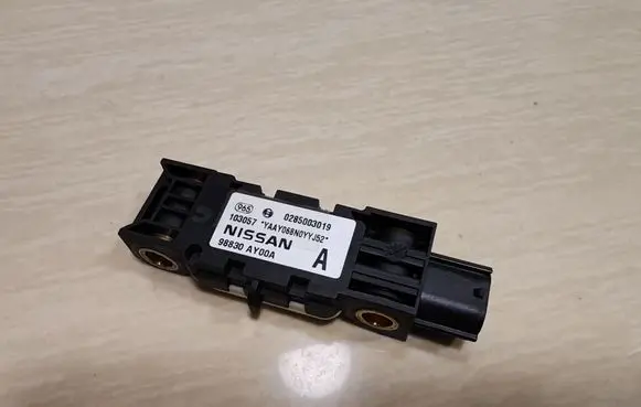 Nissan Note (E11) Airbag deployment crash/impact sensor 98830AY00A 0285003019