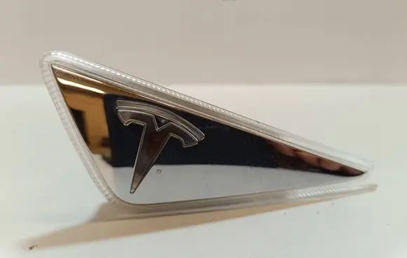 Tesla Model S Front fender indicator light 600770700C 20122016