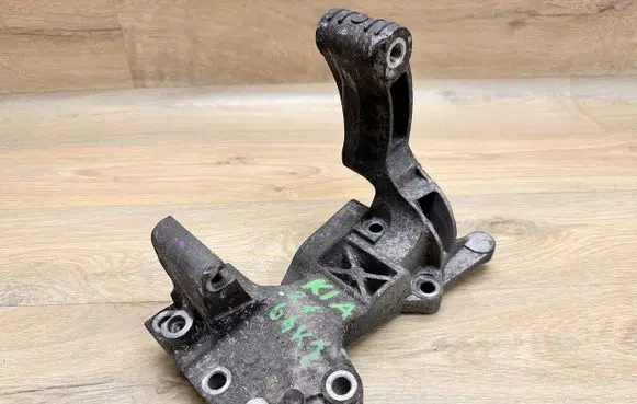 KIA Sorento Generator/alternator bracket 