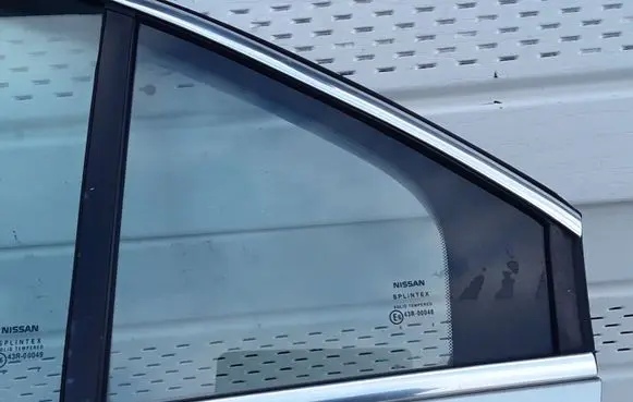Nissan Primera Rear vent window glass 43R00048