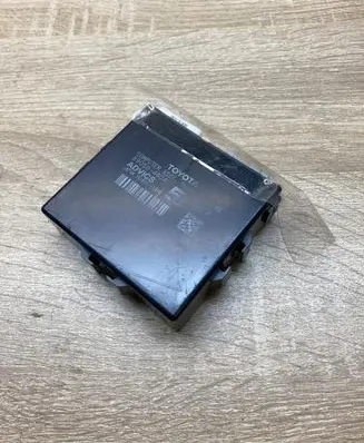Lexus RX 450H Hand brake control module 8905048040