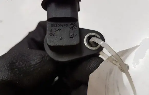 Opel Insignia A Camshaft position sensor 55201876