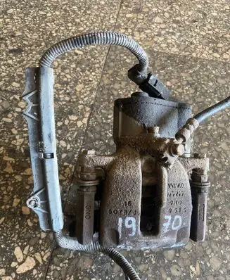 Volkswagen PASSAT B7 Rear brake caliper 