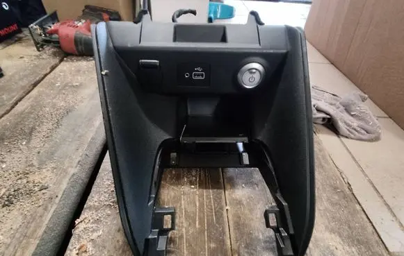 Nissan Leaf II (ZE1) Center console 6892268J2A