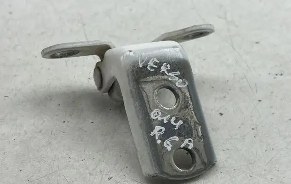 Toyota Verso Rear door lower hinge 
