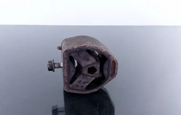 Volkswagen PASSAT B5 Engine mount bracket 09044620