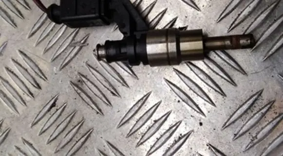 Volkswagen Golf V Fuel injector 0261500016 03C906036A