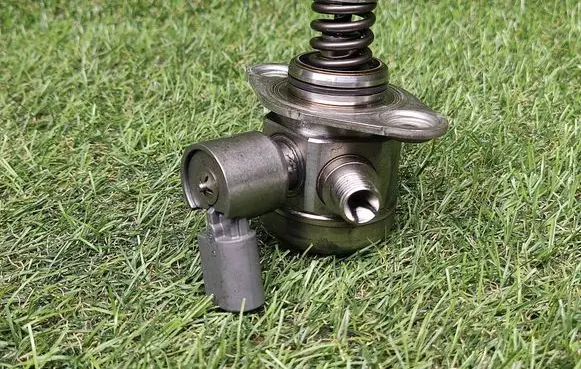 BMW 3 GT F34 Fuel injection high pressure pump 7610761 1351761076102 0261520131