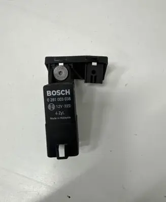 Volkswagen PASSAT B6 Glow plug pre-heat relay 038907281D 0281003038