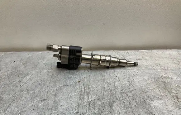 BMW 5 E60 E61 Fuel injector 7585261 10181010 PA66GF3596