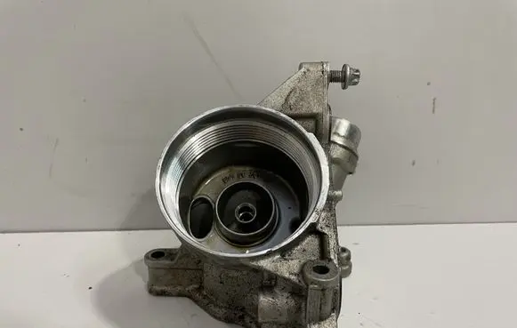 BMW 5 F10 F11 Oil filter cover 8637812