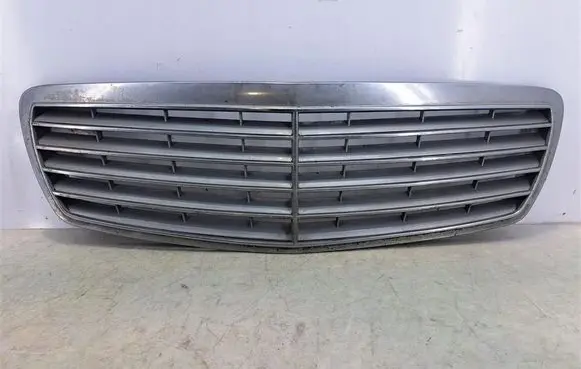 Mercedes-Benz E W211 Front bumper upper radiator grill 