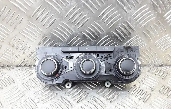 Skoda Octavia Mk2 (1Z) Climate control unit 3t0820047h