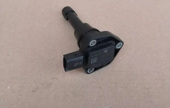 BMW 1 F40 Oil level sensor 8638757