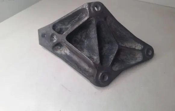 Engine mounting bracket