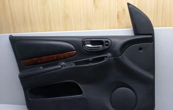 Chrysler Neon II Front door card panel trim