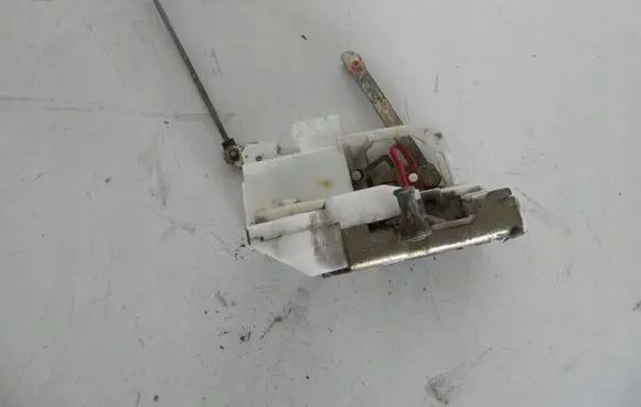 Toyota Avensis T220 Rear door lock 