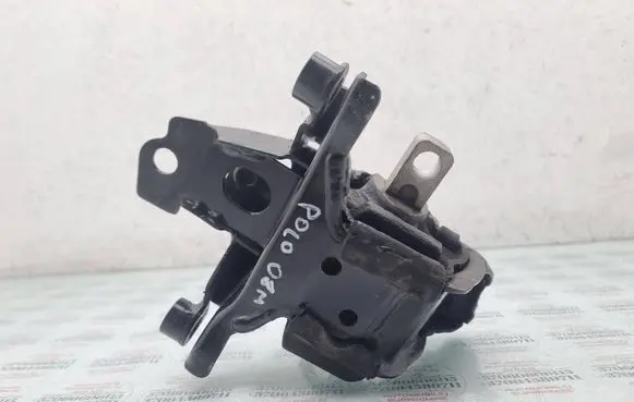 Volkswagen Polo IV 9N3 Engine mount bracket 6Q0199555