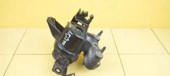 Toyota Avensis T270 Engine mounting bracket 29SP8