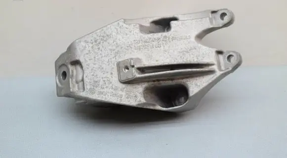 Engine mounting bracket