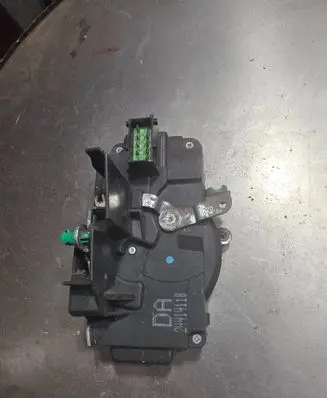 Opel Vectra B Front door lock 24414110