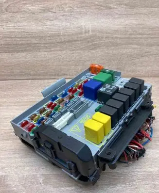 Opel Zafira A Fuse module 24412497 24431677