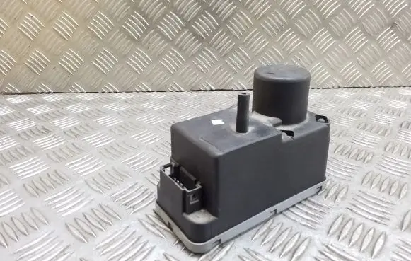 Volkswagen PASSAT B4 Central locking vacuum pump 1H0962257