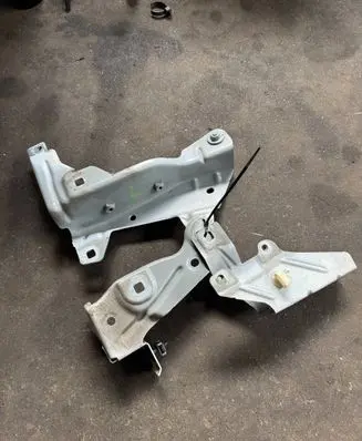 Renault Express Fender mounting bracket 663413266R