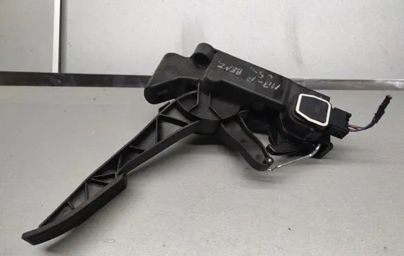 Mercedes-Benz A W169 Accelerator throttle pedal A1693000404