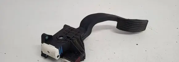 Opel Corsa D Accelerator throttle pedal 13305804 B720