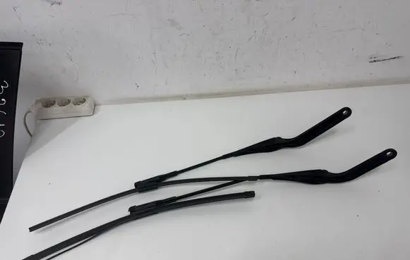 BMW 1 E81 E87 Front wiper blade arm 