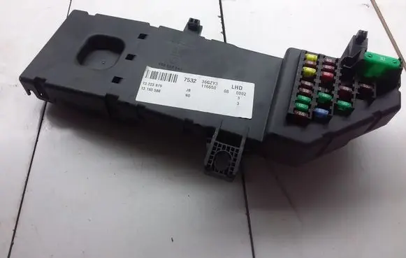 Opel Vectra C Fuse module 13223679 13193588