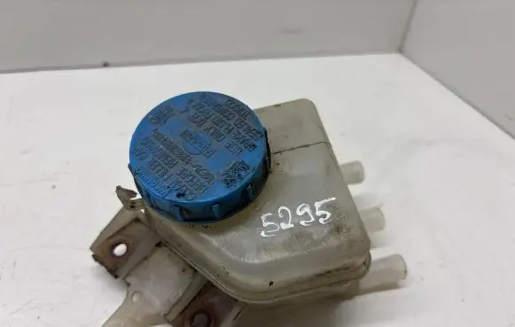 Nissan Almera Tino Brake fluid reservoir 