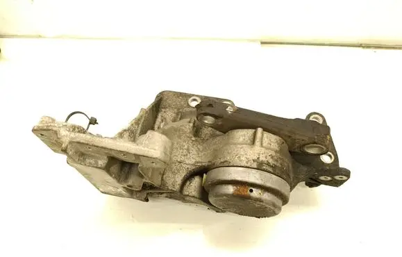Nissan X-Trail T31 Engine mounting bracket