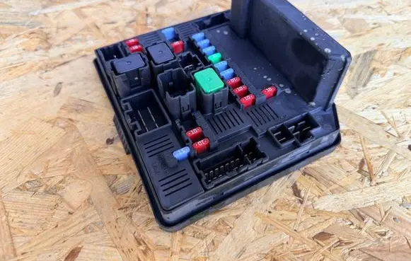 Nissan Qashqai Fuse module 284B7BB02C