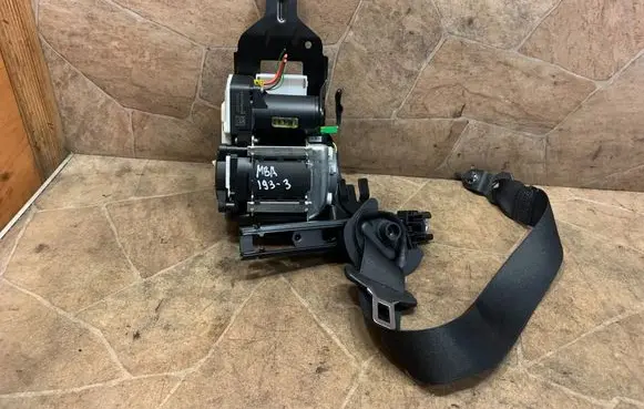 Mercedes-Benz C W204 Front seatbelt 616774500