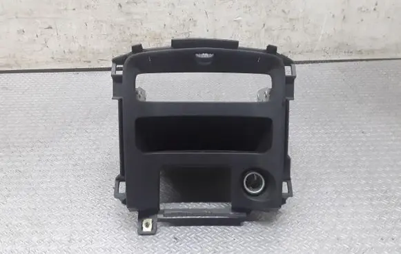 Nissan Primera Radio/GPS head unit trim 68102AV700