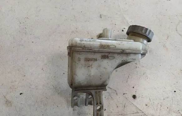 Suzuki Swift I Brake fluid reservoir 