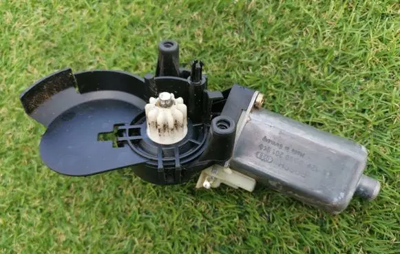 Mercedes-Benz C W203 Seat adjustment motor A2038202042 820418065