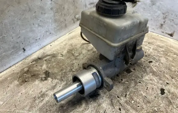 Renault Master II Master brake cylinder 25175879