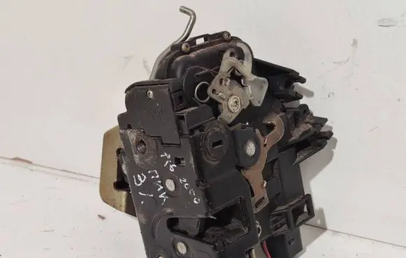 Audi A6 S6 C5 4B Rear door lock 4B0839015B