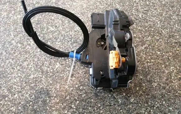 Opel Mokka Front door lock