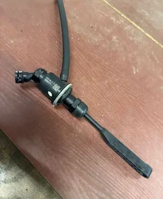 Renault Master III Clutch master cylinder 306106218R