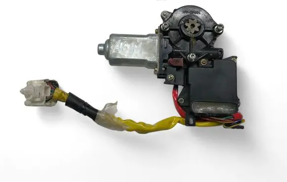 Toyota Camry VIII XV70 Front door window regulator motor 8572033040
