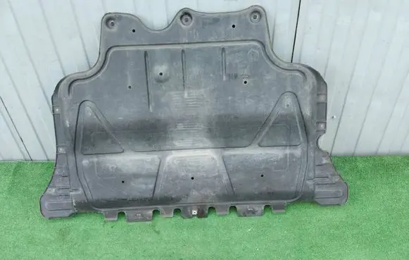 Audi Q2 - Engine splash shield/under tray 5Q0825236
