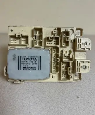 Toyota RAV 4 (XA10) Fuse module 8264120141 0689002070