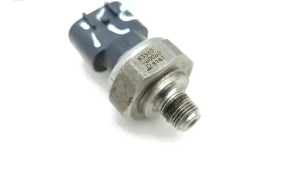 Toyota RAV 4 (XA40) Oil pressure sensor 8352060060