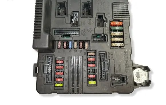 Renault Scenic II - Grand scenic II Fuse module 8200306032C